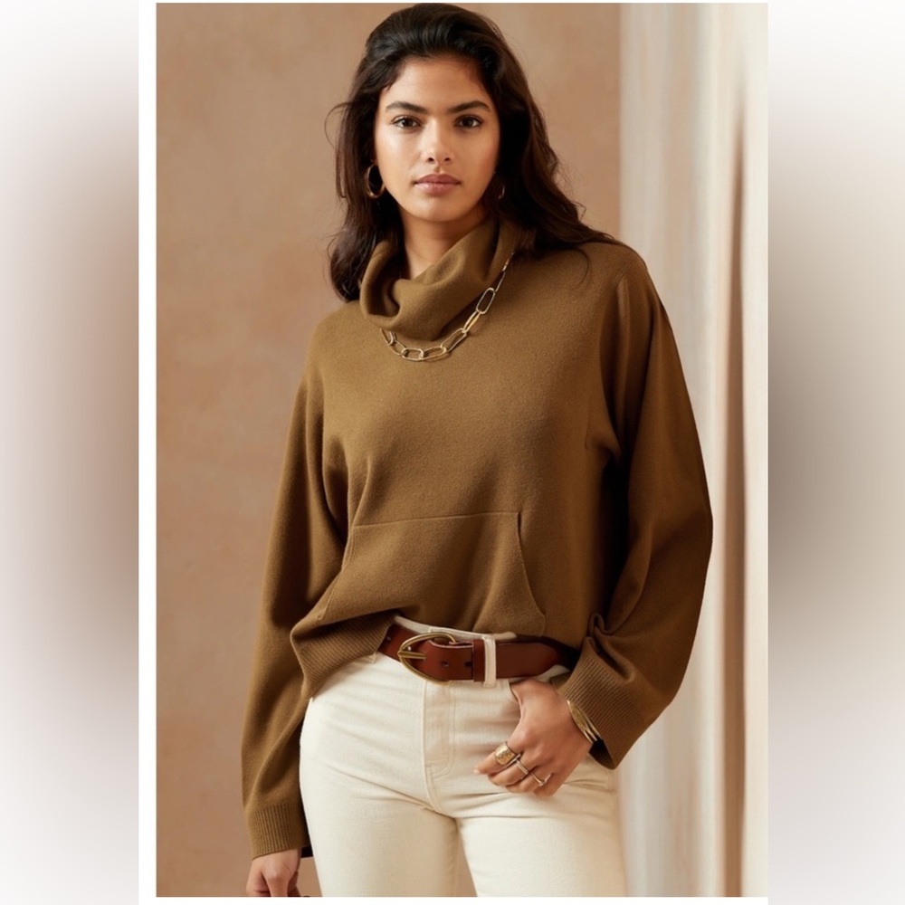 Banana Republic cream turtleneck sweater. excellent condition.